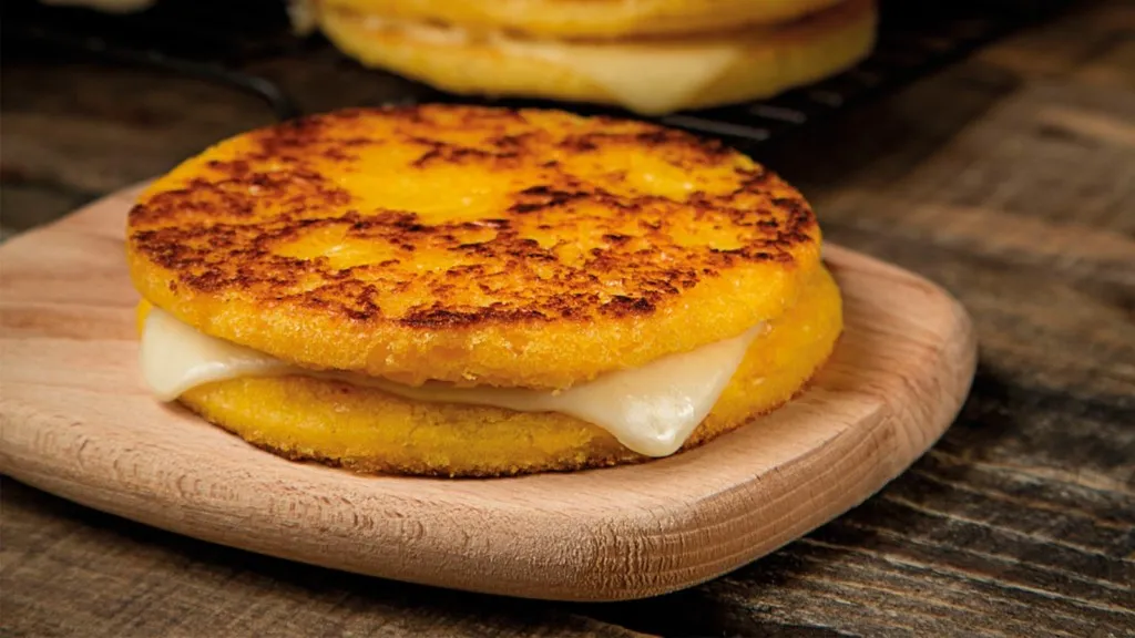 arepa chochlo. street food colombia